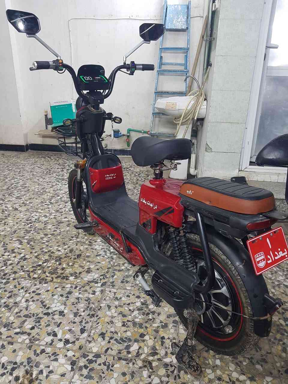 السلام عليكم 
دراجه شحن حجم ٢٠
كامله كل نقص مابيه 
استخدام قليل 
بطاريات كبار 5
ملف حجم كبير 
سرعه ٨٠ حقيقي
شاحنه الاصلي 
السعر 350 الف
بغداد الامين الثانيه 
***********
