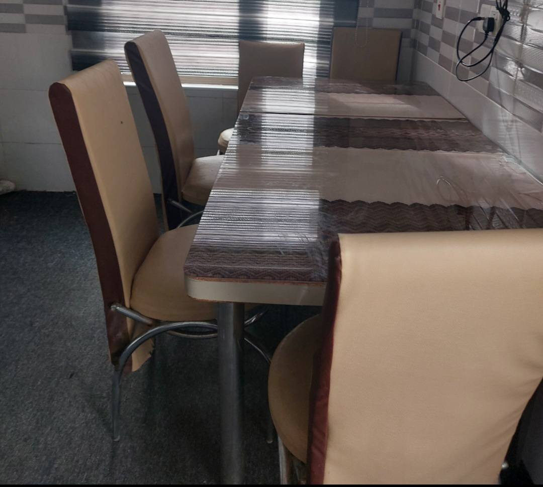 ميز طعام + 5 كراسي سعره 125 + باب تسكَام سعره 80 المكان مجمع الاميرات لاتصال *********** النجف, العراق
