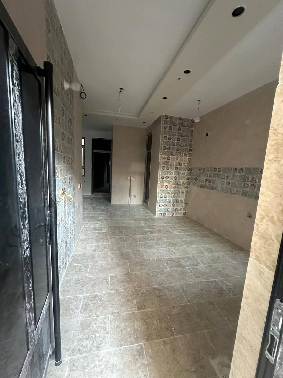يعلن المشرق للتطوير العقاري 
عن تنفيذ دار مساحه 120م 🏠
متكون من ثلاث طوابق 
غرف عدد 4 
طابق الارضي مطبخ +استقبال +غرفه نوم +خدمات+منور عدد 2
طابق الثاني. غرف عدد 2+ حمام. +حولي كبير 

طابق الثالث. غرفه نوم كبيره. +سطح عدد 2

البناء المنزل. كامل جميع المواصفات.الديكور. عمل الارضيه مرمر +بروسلين درجه اولى 👷🔨
 
الاستفسار على الارقام التاليه 

‭***********‬
‭***********
موقعنا الاعضميه. سبع ابكار مجاور مطعم هم هم📍
 المشرق. للتطوير العقاري
