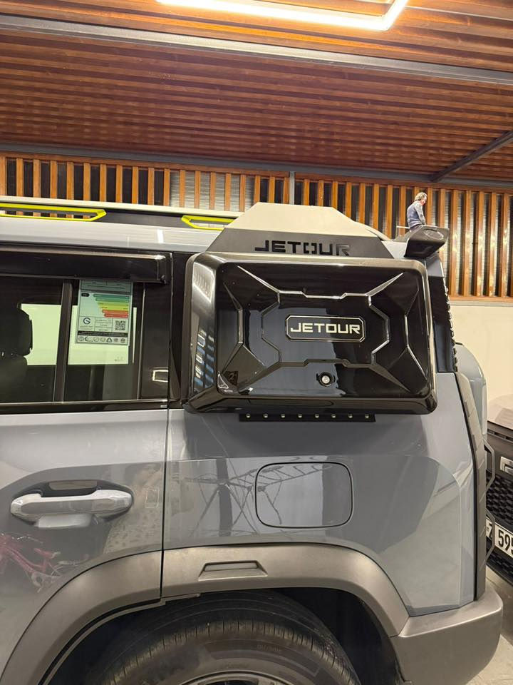 السلام عليكم سيارة جيتور T2 ماشية 16000 km للبيع موديل 2025 مرقم بغداد مكفولة كفالة عامه السيارة 
مغلفه نانو بجم و لايتات 
كماليات كلها كامله مال T2 عليها 
 
المواصفات 👇🏻: 

🔹بانوراما 
🔹حساسات امامي خلفي
🔹كامرات 560 
🔹كشنات جلد 
🔹تبريد قطعتين 
🔹شاشة عرض حجم كبيرة 
🔹ثلاجة 
🔹تشغيل عن بعد وبصمة عدد 2 
🔹انعكاس الشاشة 
🔹منفذ 2 USB
🔹مصابيح LED كافة السيارة
🔹ناقل حركة 7 سرعات
🔹منفذ تايب سي
🔹اوامر وتحكمات صوتية
🔹مثبت سرعة 
🔹محرك 2000 
🔹داخل السيارة اللون زيتوني 
🔹نظام مراقبة ضغط الاطارات
🔹ضمان 6 سنوات للسيارة و10 سنوات للمكينة والكير 
🔹السيارة وكالة هارلم

مواصفات السيارة معروفة فول الفول 💯💯 مكان السيارة البصرة 
السعر /280 وبيها مجال 
 
***********
