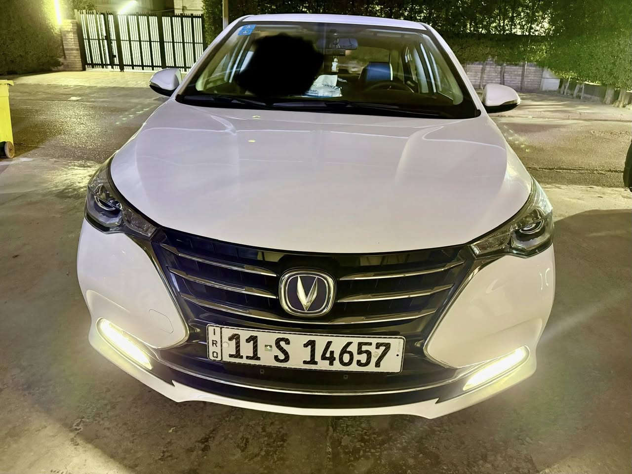 السلام عليكم
شانجان السفن موديل ٢٤ السيارة بلادية على وضع الشركة ماشية ١٥٠٠٠ قابلة للزيادة بيهه شكم مكان على كد اصبع تكحيل ورصعة بسيطة موضحة بالصورة وبيهه رصعات تقريبا ٨ مال حالوب السعر ٩٥ 
***********
