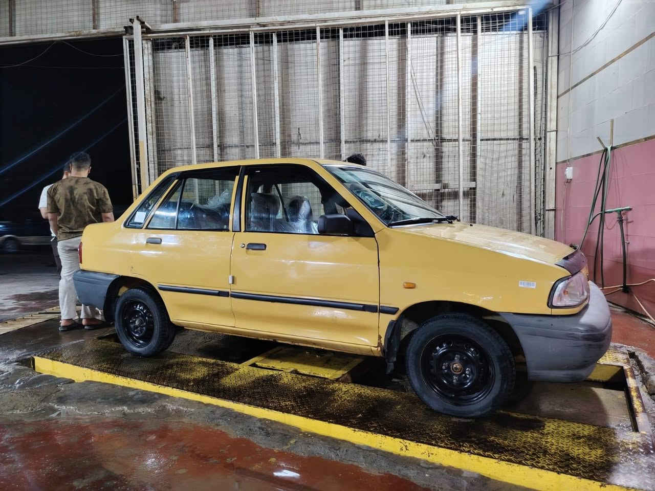 السلام عليكم سايبا للبيع موديل 13 رقم انكليزي سنوية بسمي تحويل ثاني يوم سيارة كاملة علة اخير حباية صدر نضيف تخم تاير جديد صار فترة شادهن تبريد تدفة كلة شغال مكينة وكير مكفولات شواصية نضاف ما ملعوب بيهن ابد السيارة بية بارد بس جاملغ بجهة السائق وطخات بسيطة بس ذني الملاحظات بية السيارة علية هيئة وغرامة 200 ينزلن من السعر سعرة 36 وبية مجال كلش بسيط عواني نهاية حي اور ***********
