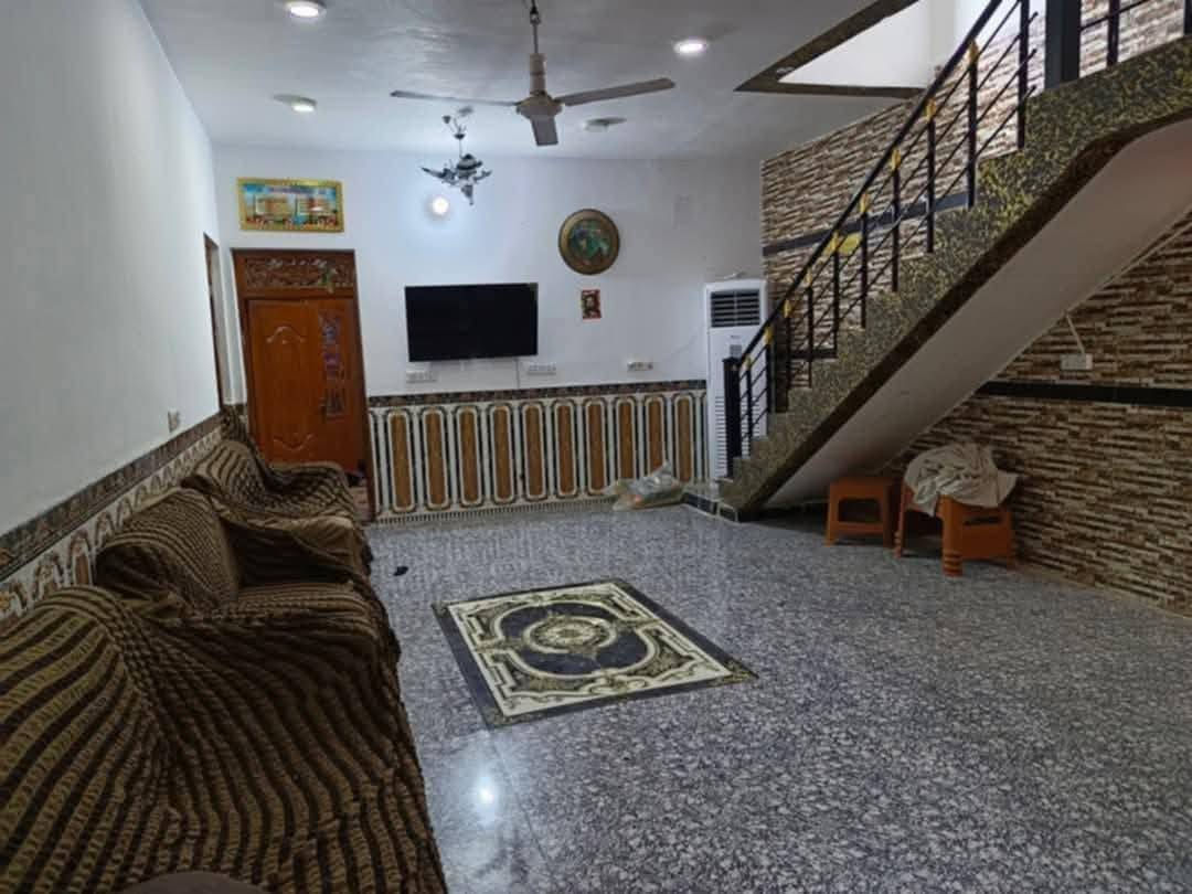 السلام عليكم دار سكن طابو صرف للبيع المساحه 220 متر حي العسكري الثالث قرب جامع زين  العابدين ثالث بيت عن الشارع العام البيت طابقين الطابق الاول يحتوي على غرفتين نوم وصاله ومطبخ وبراني وساحة وصحيات والطابق الثاني عكاده يحتوي على سويتين كل سويت يحتوي على غرفتين نوم وصاله وصحيات مغربي وشرقي البيت مطلوب 25 مليون للعقاري السعر 175 مليون مع الطلب واذا الطلب على المشتري ب 160 وبيه مجال للمشتري الاتصال على الخاص او على الرقم ***********
