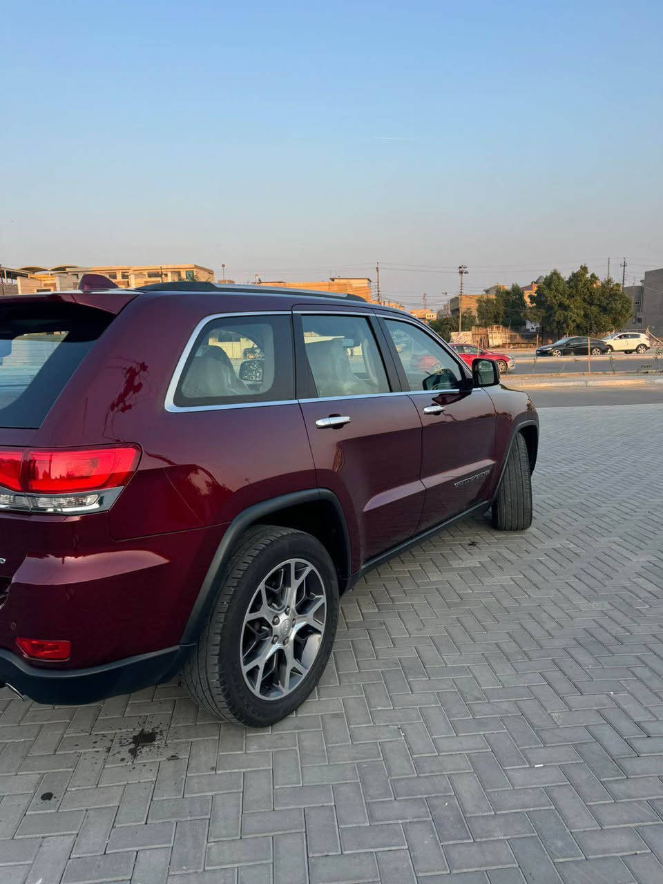 جيب كراند شيروكي خليجي لمتد فور ويل 2019 رقم بغداد فول مواصفات بونوراما كشنات جلد كهرباء نظام الانطفاء ذاتي حساسات امامي خلفي تدفئة بالستيرن شفتات بالستيرن شاشات عدد3 نقطة عمياء ستيرن كهرباء مودات قيادة ايكو سبورت بيها فقط بارد بالجاملغ الامامي الايسر وبيها شخط بسيط بالجاملغ الايمن الخلفي بدون اي صبغ كير ومحرك مكفولات ماشيه 85 ألف كيلو متر 
للاستفسار الاتصال *********** بغداد, العراق
