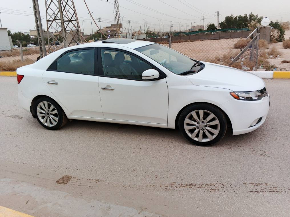 السلام عليكم سياره للبيع نوع سيراتو خليجيه موديل 2013 فول مواصفات واحد عله واحد. بصمه فتحه شاير بلمري مري شفط حساسات خلفيه كير شفتات محرك 1600دوش المرغوب  بصمة ابواب  خمسه ويل كاب تدفئه وتبريد محرك جديد كير جديد حداديه جديده تخم تاير جديد سنويه لل27 بأسم كردي تريد تحويل  تريد وكاله رقم سليمانيه سياره بيها قطعتين صبغ بدون دواخل السياره عله وضع الشركه السعر المطلوب 95 وبيها مجال للطيبين العنوان كربلاء رقم التلفون  ***********
