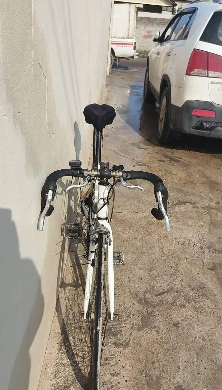 السلام عليكم بايسكل للبيع سعر 150 وبي مجال *********** من الموصل من الايسر
