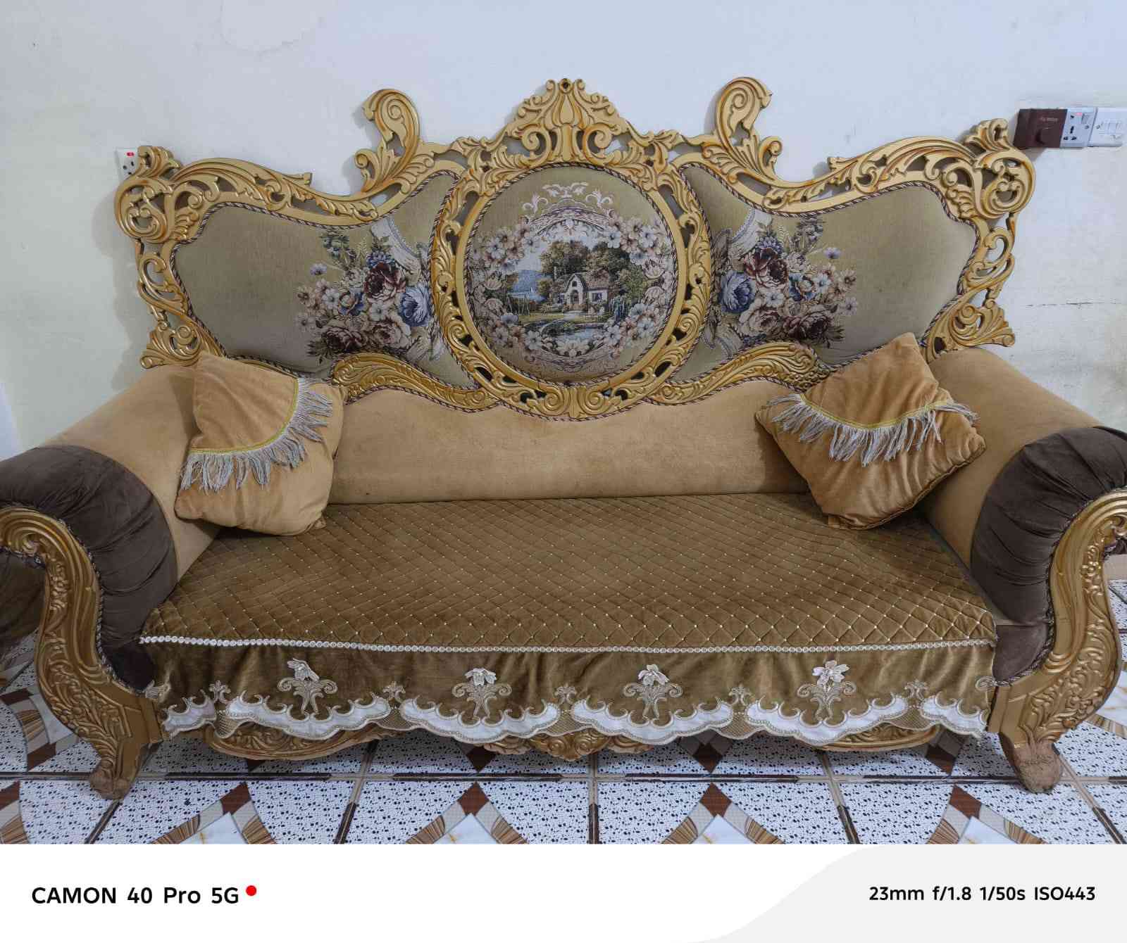 تخم سعره 250 بس يراد له رجلين***********
