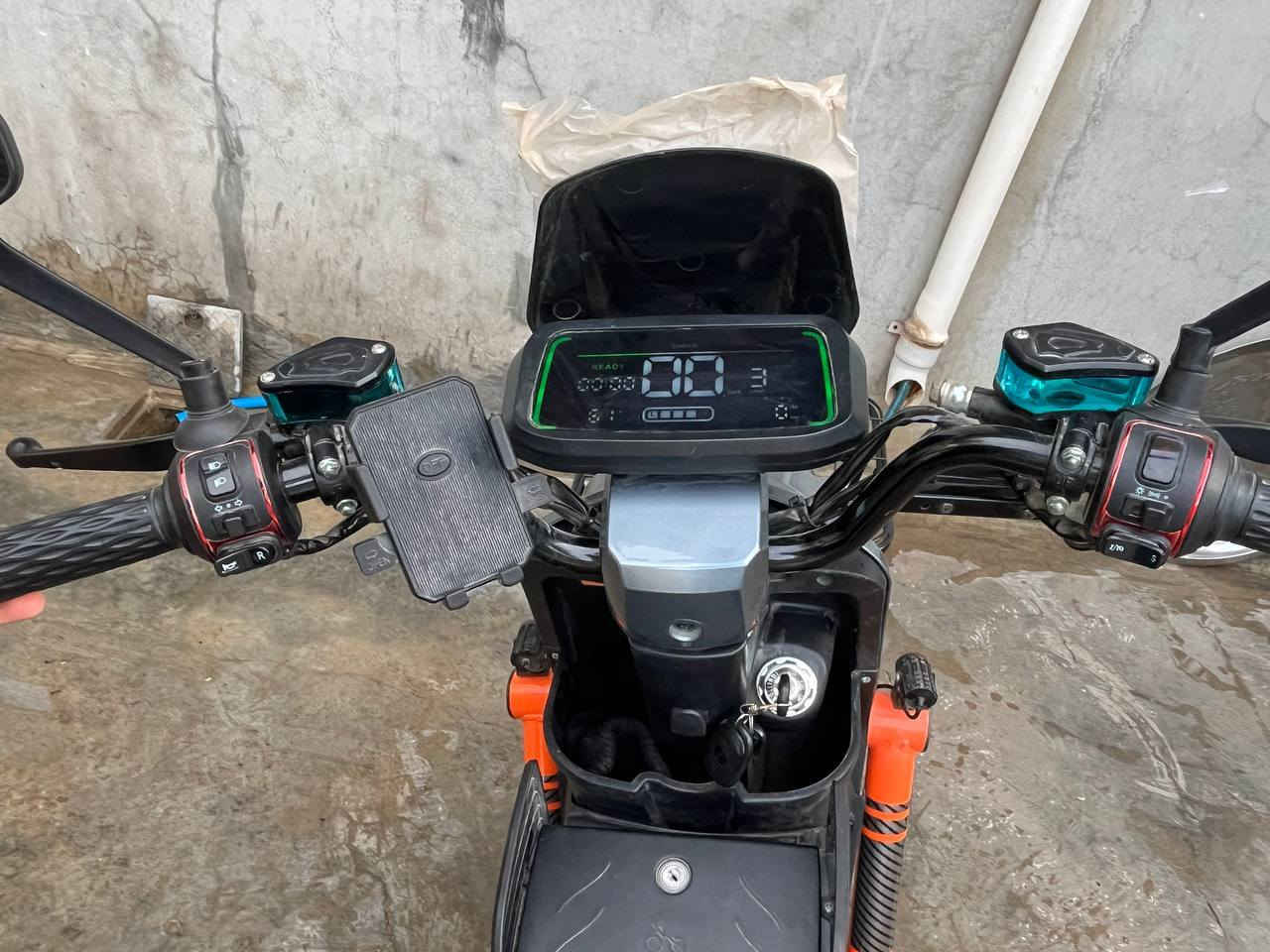 ماطور شحن X900 كوري للبيع
بعده جديد مستخدم أستخدام خفيف تقريباً 3 أشهر ونصف

-كامل مستلزماته الاصلية وياه (محولة شحن + البايدرات الجديدة) 

-حساسات امامية و خلفية شغالة بشكل كامل 

-انارات امامية و خلفية شغالة كامل (دبل اشارة و اضاءة و نشرات) 

- بيه صندوق للاغراض أيضاً كما موضح 

- يحتوي على 5 بطاريات 

- يحمل نفرين عادي جداً 

- كل المذكور تكدر تجربه ووتشوفه كدام عينك

السعر / 550 ألف وبي مجال 

المكان جلولاء 

للإستفسار راسل خاص

 او على الواتساب /***********
