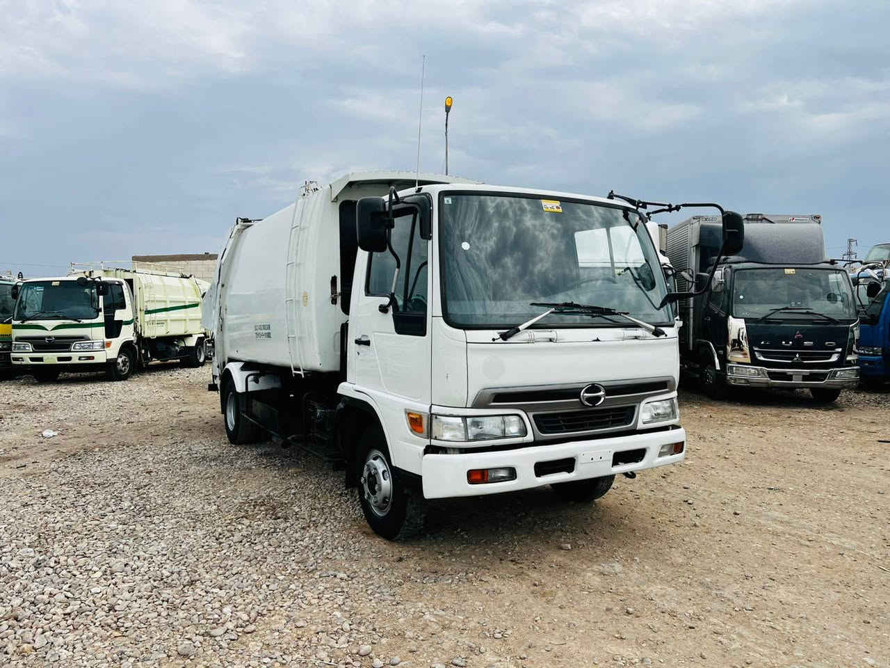 اللهم صل ع محمد وآل محمد 👍🇮🇶🇮🇶
هينو انكر ابو الشفه  كابسه نفايات كبسه 10 مكعب 
مكينه 6 سلندر بم ونوزل دخول جديد 
 معرض النصر / قضاء النصر / ذي قار 
***********
***********
