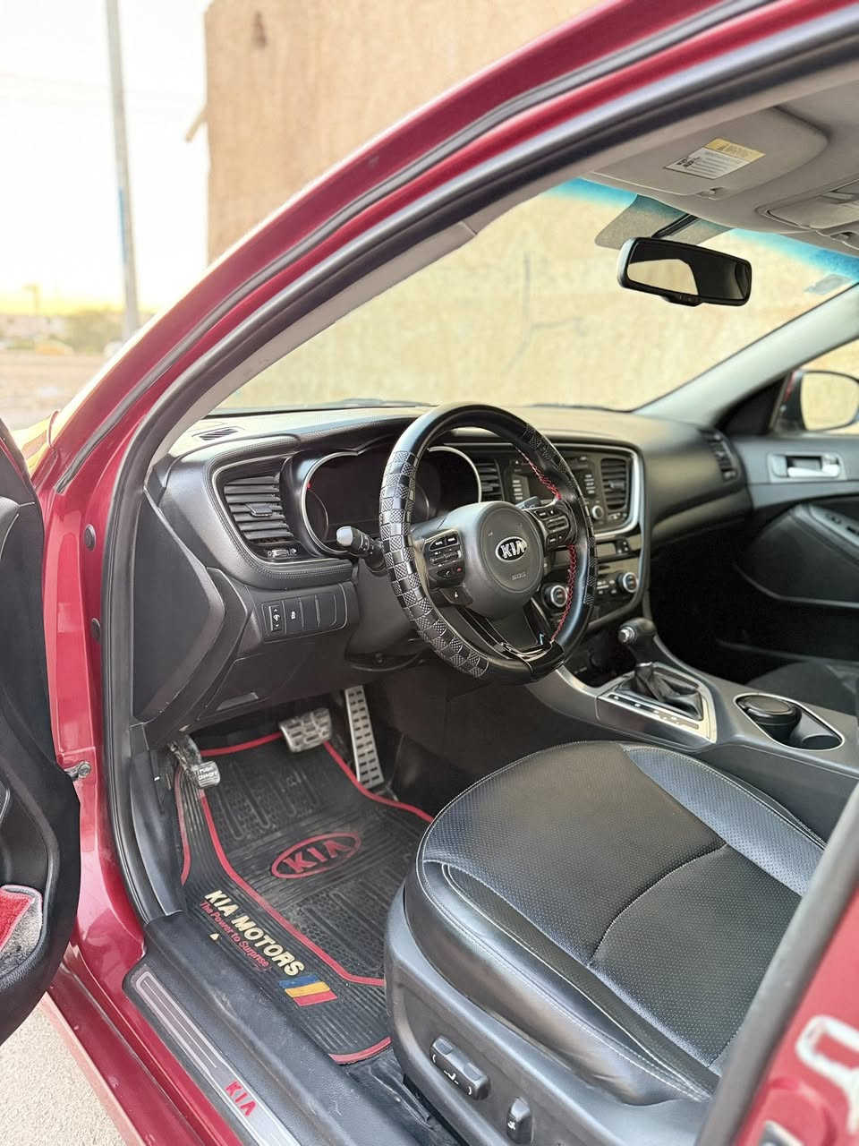 السلام عليكم
كيا اوبتما 2014 شكل ال 2015
وارد امريكي (sx)
بغداد رقم انكليزي الجديد (مميز) 
بأسمي مداور ثاني يوم 
فول مواصفات ماعدا البانوراما
كرسي السايق كهرباء 
اربع بصمات 
الداخل جلد اسود 
دشبول كادنزه 
شفتات 
لد امامي خلفي 
زنون 
بلاجكتور بقلاوه 
ثلاجه بالجكمجه
كامره خلفيه
تبريد خلفي
الكاعيه مغلفها جلد 

محركها 2400 gdi
ضربتها جاملغ وبنيد وبيه قطع رش بسبب اللون كلير 
صور السونار مرفقه بالمنشور 

سعرها  108 وبيها مجال  
مكاني نجف رقم الهاتف ***********
