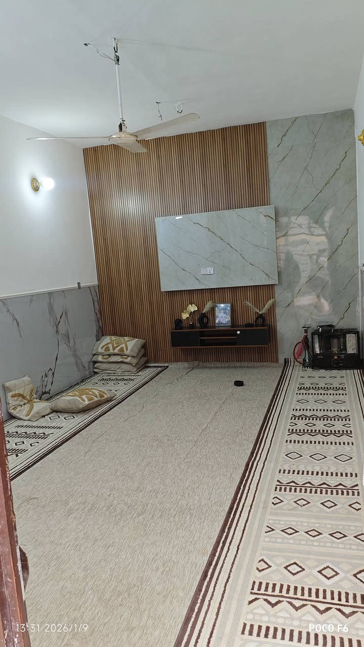 سلام عليكم بيت ركن للبيع 100متر + قطعة 100متر خلف البيت 
 العنوان :خلف مطعم جواد قريب على شارع البيت ارضية مرمر  و سراميك 
الرقم بي واتساب : ***********
