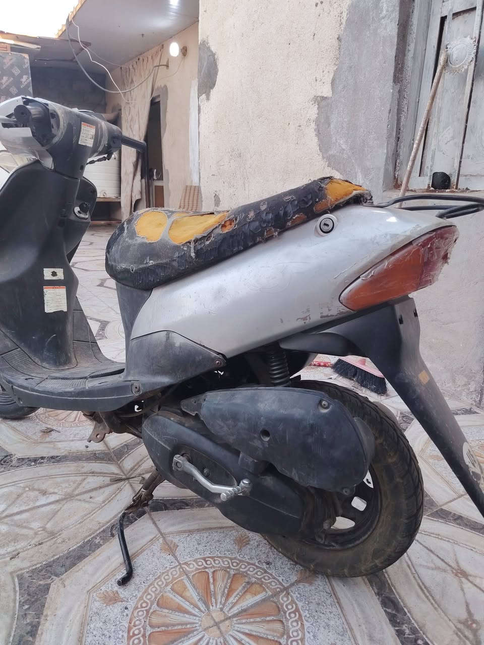دراجه ساسوكي متروكه صارلها مده طويله نقصها ع ما اذكر فقط گلجات متروكه بسبب اشتريت دراجه شحن ابيعلك كوم حديد 125 الف وبيها مجال بسيط كلش البصره الحيانيه *********** متواجد فقط شريحه واتساب
