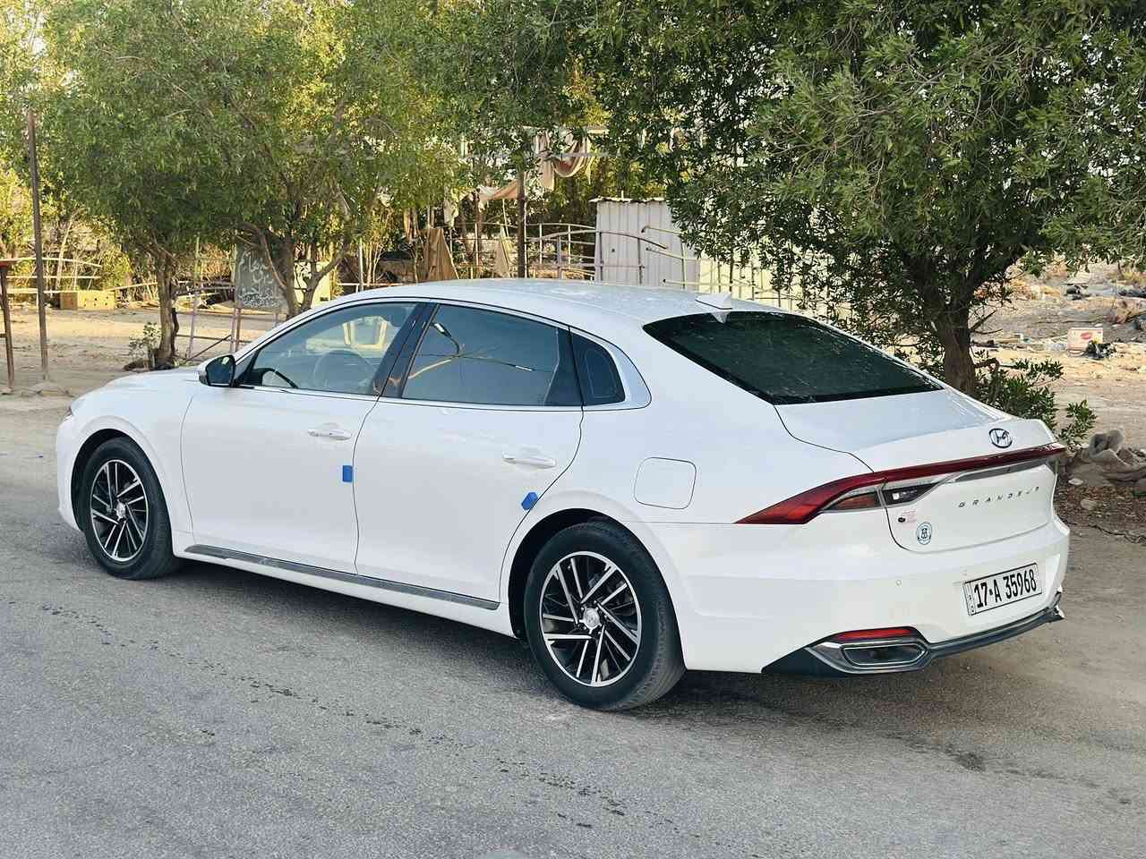 من رخصه الادمن 
السلام عليكم 
هونداي ازيرا للبيع 
مديل 2021
كفاله عامه من كلشي 
فول مواصفات عده الفتحه
سياره تخبل ونضيفه وبل عافيه عل ياخذه 
السعر 220 وبيه مجال للطيبين
مكان السياره السماوه قضاء الخضر
التواصل واتساب او الاتصال على الهاتف ***********
