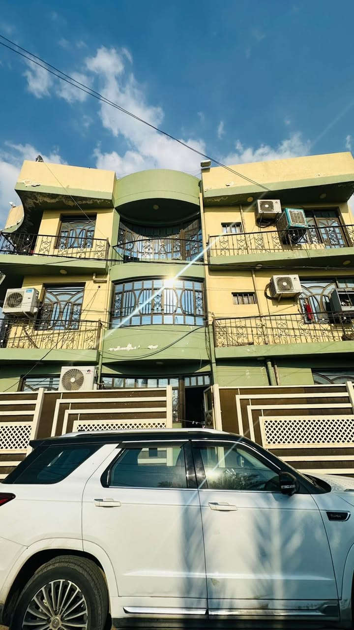 منزل للبيع مكون من ثلاثة طوابق وأربعة غرف نوم ركن والمساحه 100 متر الموقع المهدية الثانيه مجاور مجمع أسنان المنى ومقابل ثانوية الأثير للبنين 
للاستفسار ***********
