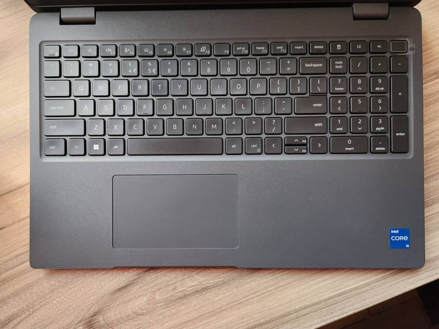 #جيل_13_Dell
💻 Dell Latitude 3540 

✔️ المعالج: Intel Core i5-1335U الجيل الثالث عشر
✔️ الرام: 16GB DDR4
✔️ التخزين: 256GB NVMe SSD قابل للتطوير

🎮 كرت الشاشة:
✔️ Intel Iris Xe Graphics مدمج – حجم مشترك 8GB
🖥️ الشاشة:
✔️ حجم 15.6 إنج
✔️ دقة 1920×1080 FHD

⌨️ الكيبورد: عربي وإنكليزي مضيء
🔌 الشاحن: شاحن Dell أصلي

🔹 الحالة: وارد اوربي غير مستعمل بالعراق (كالجديد) نظافة 95% فما فوق 
🔹 البطارية: بحالة جيدة(ضمان ساعه فما فوق)

■ ضمان(١) فحص وتشغيل امام المندوب 
■ ضمان(٢) استخدام اسبوعين اي خلل مصنعي يتم الاستبدال بنفس الموديل


**إذا كنت صاحب هذا الإعلان وتريد حذفه لأي سبب، رجاءا أرسل رسالة إلى الدعم الفني**