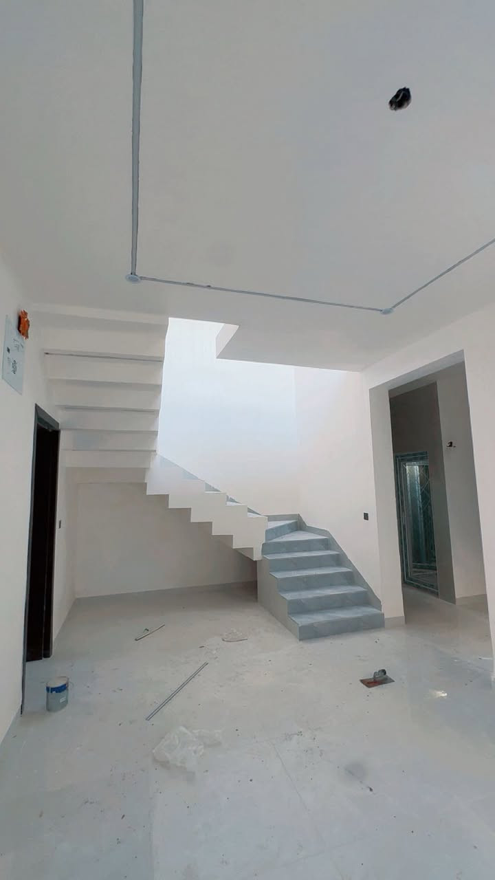 اللهم صلي على محمد وال محمد 
السلام عليكم حبايب 
بيت زيرو مثل ماموضح بلصور 
يتكون من 
غرف عدد 2 
استقبال 
مطبخ حار + بارد 
صاله مفتوحه 
مجمع صحيات 
بناء كله درجه اولى مع التصوير الي يحب يشوف من الاساس 
طابق واحد 
الموقع/ كاع الفلسطيني قطع موسى عقيل على الشارع العام 
المساحه:200 متر وبلواقع احله هواي من الصور على شوارع 10 متر 
للتواصل والاستفسار 
***********//***********
السعر 130 وبي مجال
