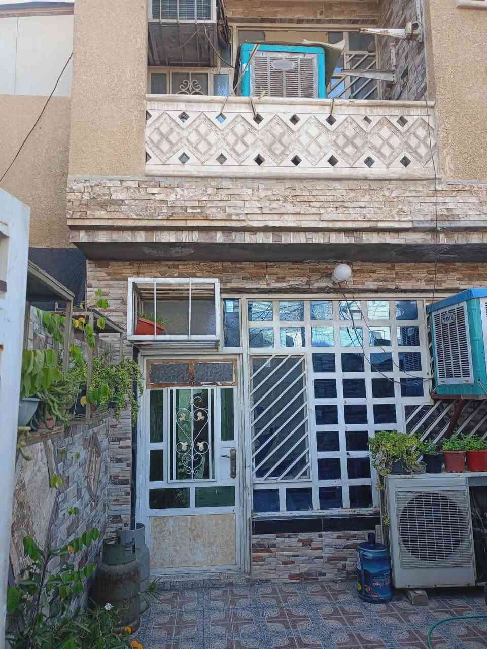 🏠 مشتمل  للبيع  
 موقع ممتاز جدا جدا جدا 
بغداد /الدورة /أبو دشير خلف السوق 💥 💥
📐 المساحة: 90 متر
🧱 الواجهة: 4ونص  × النزال: 20 م
📜 الدار طابو ملك صرف بأسم شخص واحد ✅

✨ المواصفات :
الطابق الأول :
  كراج + مدخل
🛋️ صالة واسعة
.        مطبخ
         منور صغير 
🛏️ غرفة نوم
🚿 صحيات كاملة 

🏡 الطابق الثاني :
🛏️ عدد الغرف 2
الغرفة الامامية كبيرة المساحة وبيها بالكون
🚽 صحيات عدد 2 كل غرفة وياها صحيات خاصة بيها

الطابق الثالث :
☀️بيتونه كبيرة وسطحين
 
المنطقة كامله الخدمات تبليط مي ارصفه كهرباء 
🏡 الدار درجة أولى وجاهزة للسكن فوراً 
💰 السعر 125 مليون فقط
 والموقع مميز جداً 🌟
📞 للاستفسار والاتصال يرجى المراسلة واتس اب على الرقم 💬
***********
ملاحظة :- غير متواجد على الماسنجر الاتصال واتس اب فقط 

عنوان الدار ابو دشير شارع جامع الرحمن
