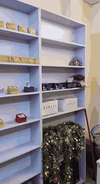 للبيع رفوف مع ميز كاشير وكرسي للاستفسار 07729393601