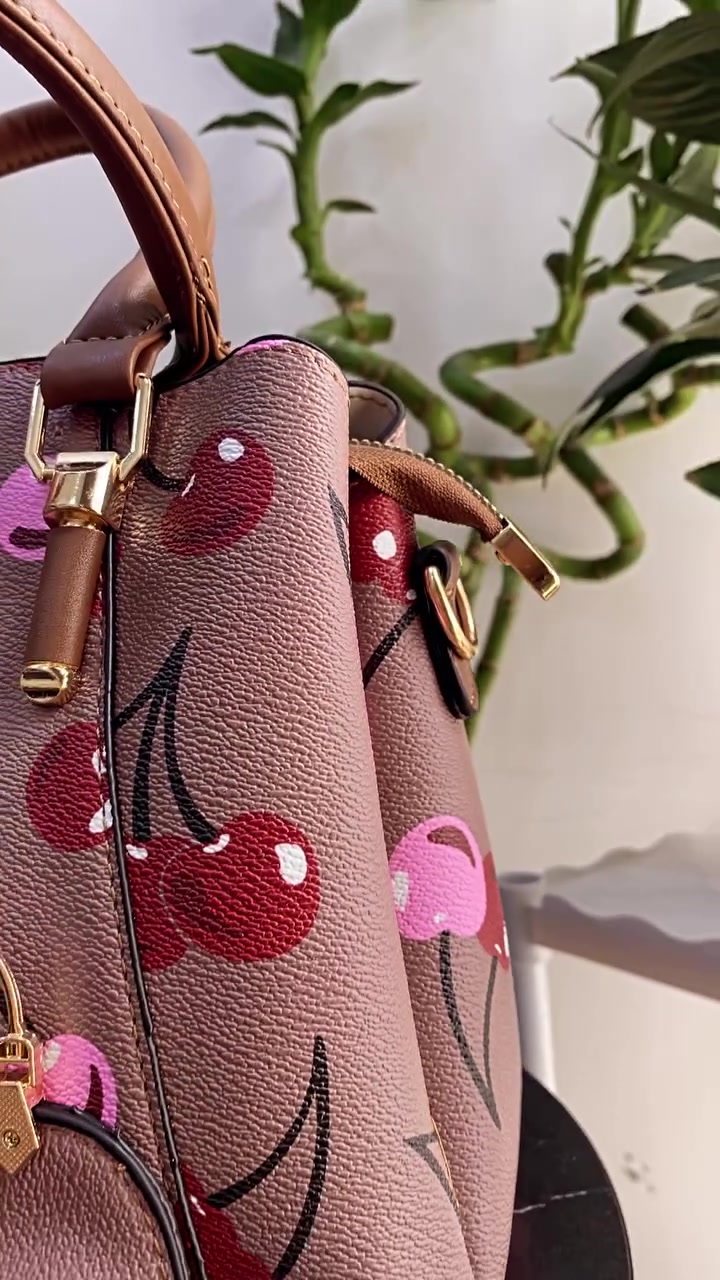 جنطة نسائية لإطلالة أنيقة 🍒 👜 
تصميم عصري وأنيق، ترافقكِ في كل وقت ومكان.
 ● 📦 مساحة داخلية واسعة لتنظيم أغراضك.
 ● 🌸 خفيفة ومريحة وسهلة الحمل طوال اليوم.
 ● 🌼 تحتوي على ميدالية صغيرة كما موضح و سير الكتف
 🤎 السعر 14 ألف فقط🤎 
للطلب و الإستفسار مراسلة الصفحة☺️♥️
#كربلاء #جنط #عصرية #اكسبلورexplore


**إذا كنت صاحب هذا الإعلان وتريد حذفه لأي سبب، رجاءا أرسل رسالة إلى الدعم الفني**
