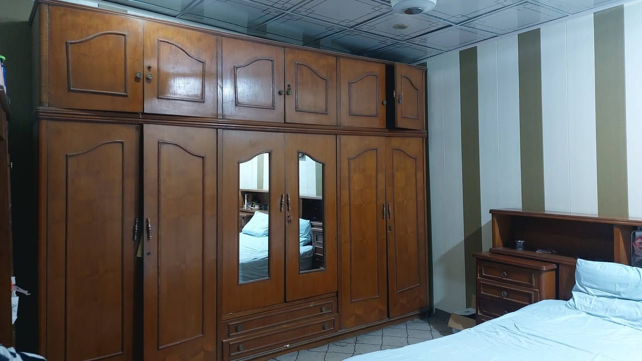 غرفة صاج خشب اصلي نظيفة الجودة جيدة جدا تتكون من (كنتور ست بيبان + ميز تواليت + جرباية نفرين + مجرات ٢ + ملحق بالجرباية + زاوية مكتبية وتعليقة) 

للشراي ٥٠٠ وبيها مجال.
#غرفة_نوم #البصرة #خشب_صاج


**إذا كنت صاحب هذا الإعلان وتريد حذفه لأي سبب، رجاءا أرسل رسالة إلى الدعم الفني**