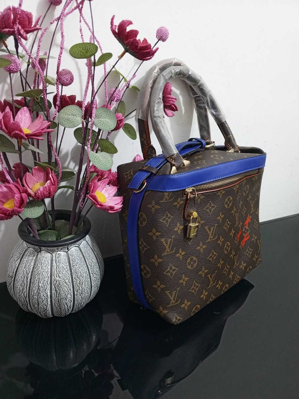 حقيبة لويس فيتون بالة خليجي غير مستخدم علقي بتم يجيج السعر ع الخاص قطعه تحففففففه  وضمانج الفحص بوجود المندوب


**إذا كنت صاحب هذا الإعلان وتريد حذفه لأي سبب، رجاءا أرسل رسالة إلى الدعم الفني**