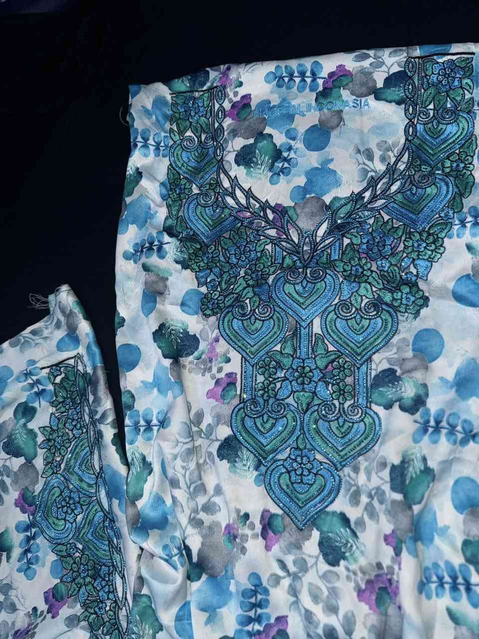 متوفر مخور حرير اندنوسي قطعة 3 امتار ونص قطعة ما مخيطة متوفر توصيل داخل السماوة والمحافظات 🌷🫶🏻


**إذا كنت صاحب هذا الإعلان وتريد حذفه لأي سبب، رجاءا أرسل رسالة إلى الدعم الفني**