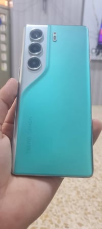 تكنو كامون 40بر 5G   ذاكره 256 رام 12+12 فقط بصمه ما تشتغل ول سماعه ال...