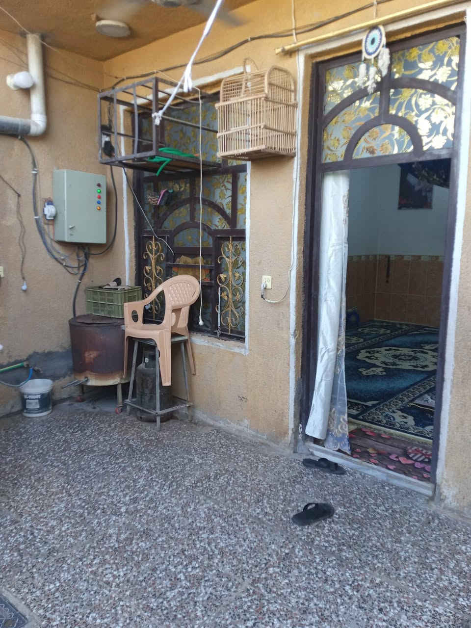 دار للبيع بمنطقه الحسينيه مسقط شارع ابو مهند بدايه مسقط البيت على ساحه 100 متر غرفتينم بيت كامل من كل شيء  هذا الرقم***********
