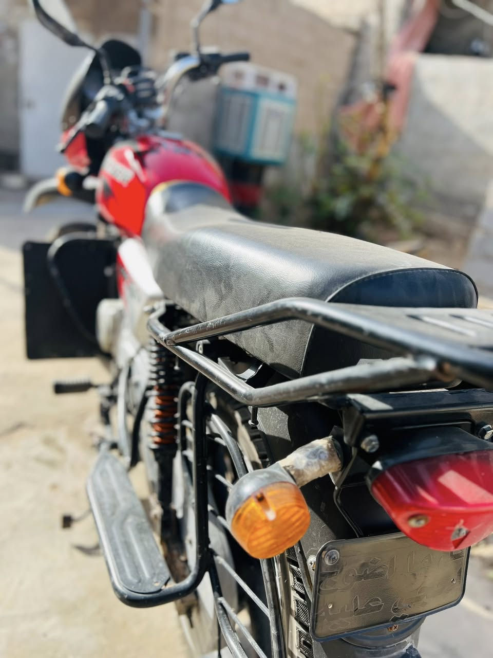 سلام عليكم دراجه بوكسر 2020 مامرقمه دراجه بدون نقص فقط باتري  ضعيف يرادله شحن نضافه فول أوراق أصوليا ايــيً استفسار رقم *********** مكان حله ابي غرق عمود 165
