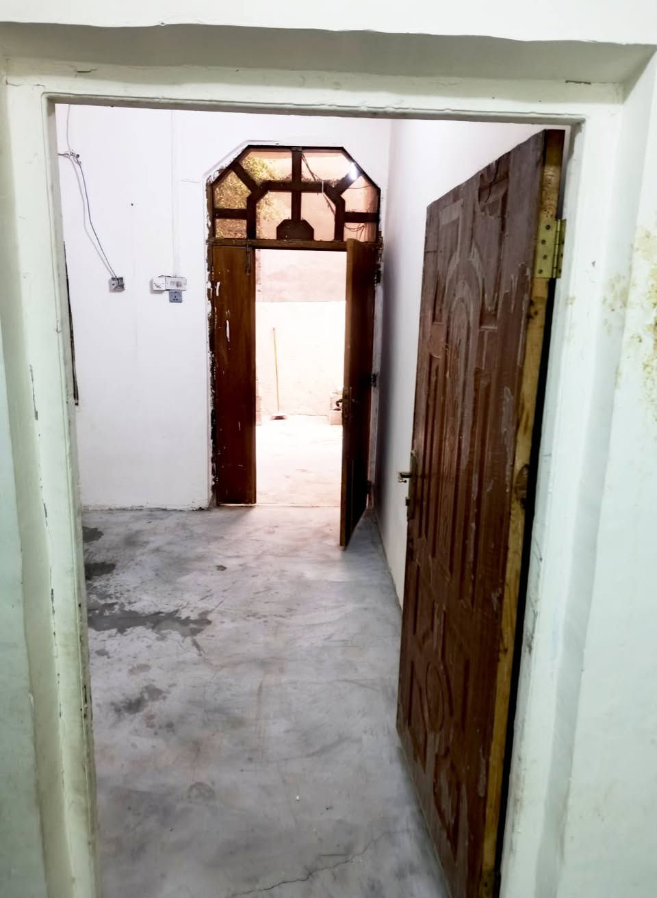 السلام عليكم اسعد الله اوقاتكم🤍

ملاحضه:البيت حاليا فارغ وجاهز للسكن 
🛑#دار سكن للبيع  بناء قديم 

# المساحه 170م

..................... 

🛑# نوع العقار طابو صرف زراعي بإسم عراقي

🛑# وكاله ومكاتبه نسخه من طابو

................... 

🛑# يتكون من غرفه2 كل غرفه 4×4وصاله وموزع واستقبال 6×4 ومطبخ وصحيات حمام في الداخل وتاليت في الخارج 

🛑#يبعد عن الشارع الداخلي السايدين  وقبه بو الجوزي مشي سيرا 5 دقائق أقل النصف كيلو  عرض شارع البيت 7 ونص متر  

🛑#  جميع الخدمات متوفره مدارس وماء و كهرباء و مجاري 

🛑# خلف البيت نهر بزل للمجاري ماتحتار بيهن 

🛑# العنوان البصره ابو الجوزي مقابيل قبه أبو جوزي  وتدخل بلفرع 

...................... 
 
🛑السعر 60 وقابل للتفاوض... 

🛑الاستفسار📞 ***********
