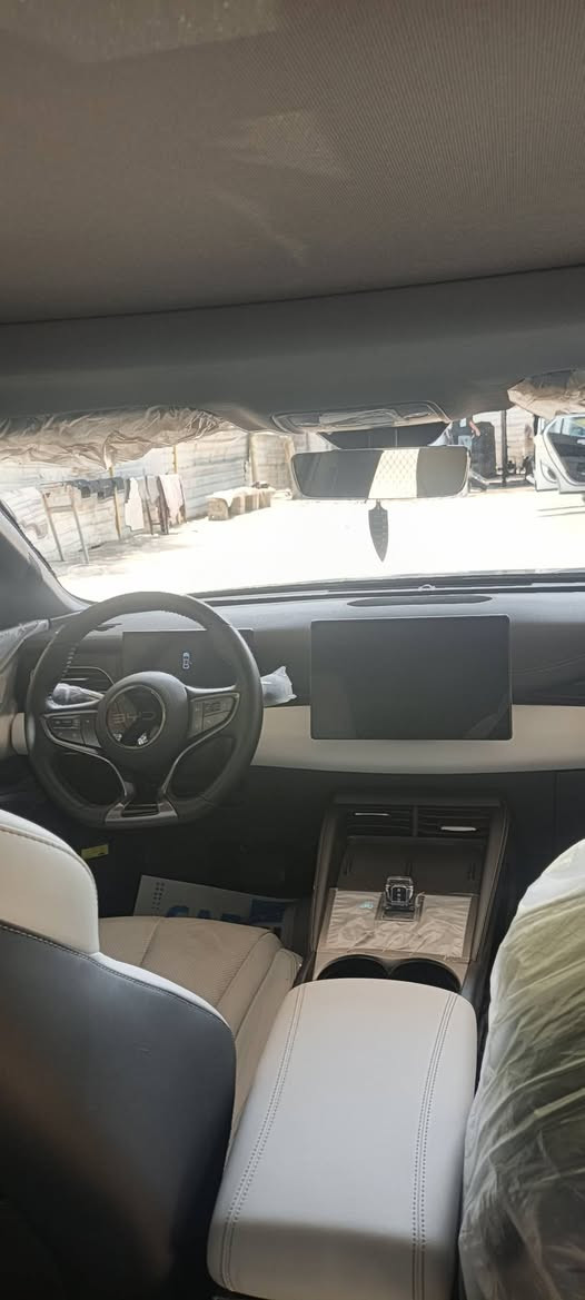 السلام عليكم BYD سيل 6 مديل 24 رقم بغداد بسمي شرط التحويل ماشيه 12 الف كلي بيهه طخه موضحه بالفديو السياره اربع كامرات رادار بنراما كرسي السايق كهرباء اناره ترحيب اناره اسفل البيبان شاشه جبيره دواره منزل كل البرامج داخل ابيض جلد تبريد قطعتين بطاريه 90 لد نهاري هواي بيهه مواصفات بعد رايدهه 23.700 مليون وبيهه مجال بسيط اوكلشي اكو بالسوك 
*********** مكاني بغداد الكرخ
