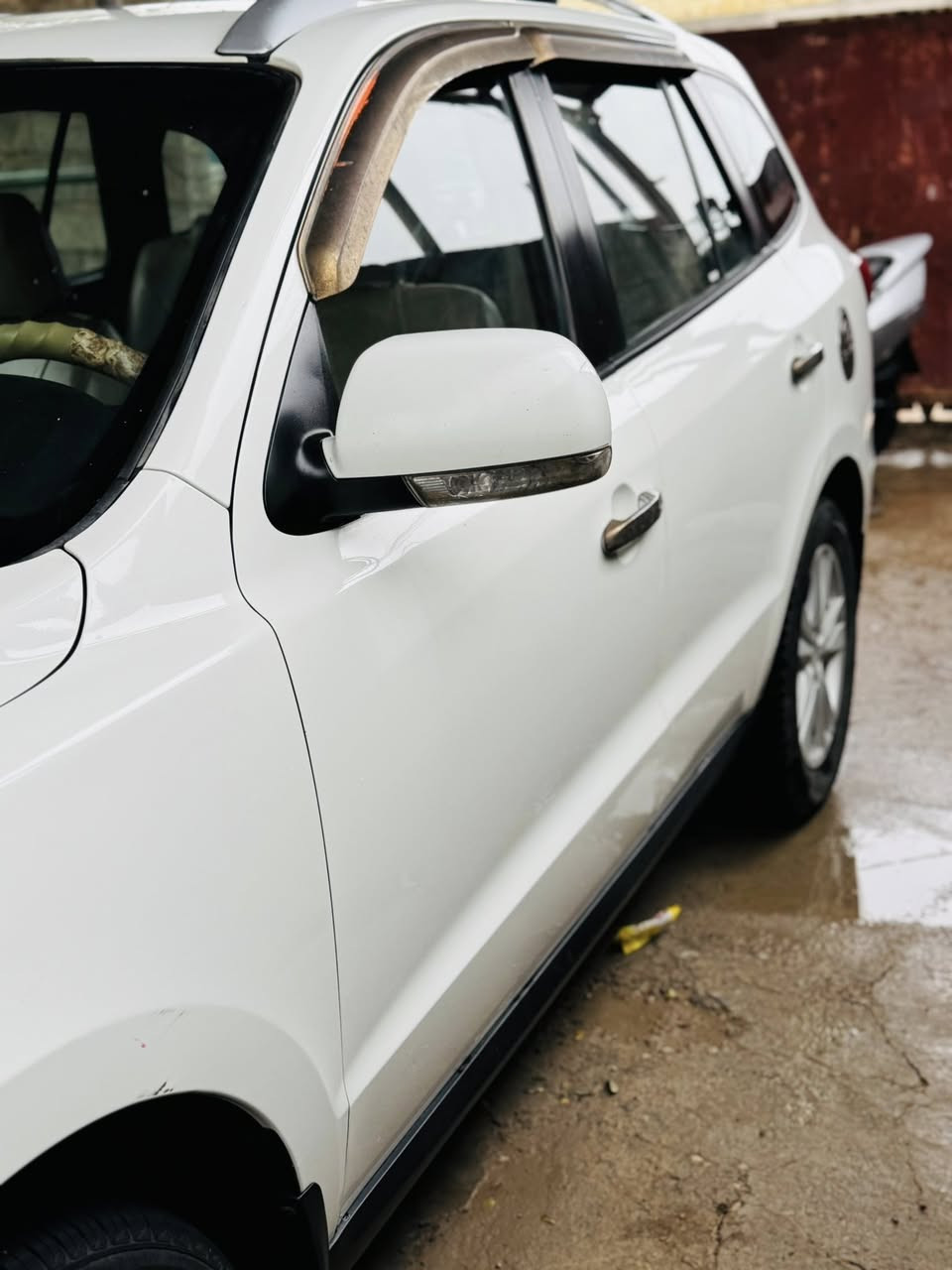 سلام عليكم سيارة سنتافي البيع  مديل 2011 موصافت فتحة 
بل سقف ومرايات شفط و تلث قطع تبريد وسبعة راكب وفورويل 
ومكينة ستة سلندر وحساسات خلفية وكامرة والسيارة مكفول  
كفالة عامة من صبغ او ضربة سيارة كاملة 
المكان بغداد العبيدي السعر 157الرقم ***********
