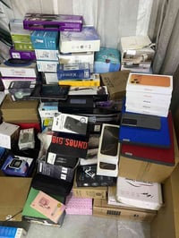 شلعة للبيع مع اغراض هدايا تحتوي الشلعة ع ٧ تلفون ايفون ١٧ الكوبي مع مع...