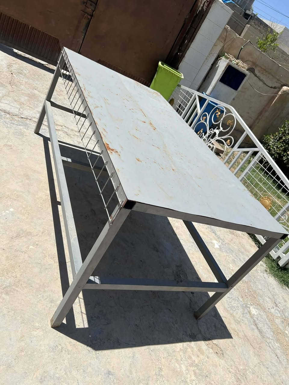 مكلف بنشر //        للبيع ميز حديد درجه أولى الطول مترين واعرض متر ونص جديد تكمه السعر ٨٠ وبي مجال رقم الهاتف ***********
