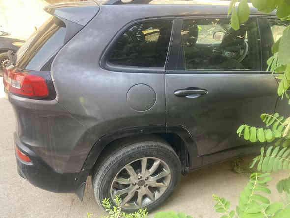 سلام عليكم جيب شيروكي بزون 2018 رقم انجليزي جديد سنوية جديدة ومفحوصة هزة جديدة البارحة سويتلهة السيارة كفالة من لغد وشاصي وبيهة هواي مواصفات 4 سلندر 2400 بيهة قطعتين صبغ موجود السونار مالتهة دعمتهة خفيفة سعرهة 130 ورقة وبيهة مجال للأستفسار ***********
