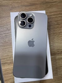 15برو ماكس ذاكرة 256بطاريه 87 جهاز نضيف كامل كارتونه +كيبل  السعر مليو...