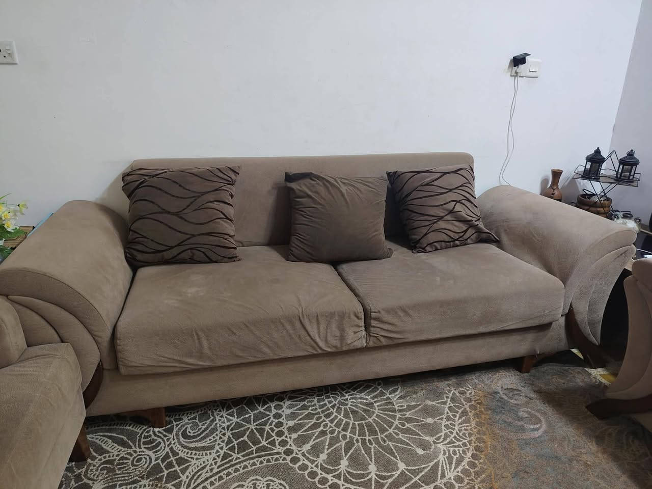 للبيع طخم تركي يفتح سرير +مخزن عشر مقاعد السعر 250 بحاجه الئ تصليحات قليله  قنبات 2كبار وحده متوسطه +2كراسي
موصل فلاح الاولى
***********
