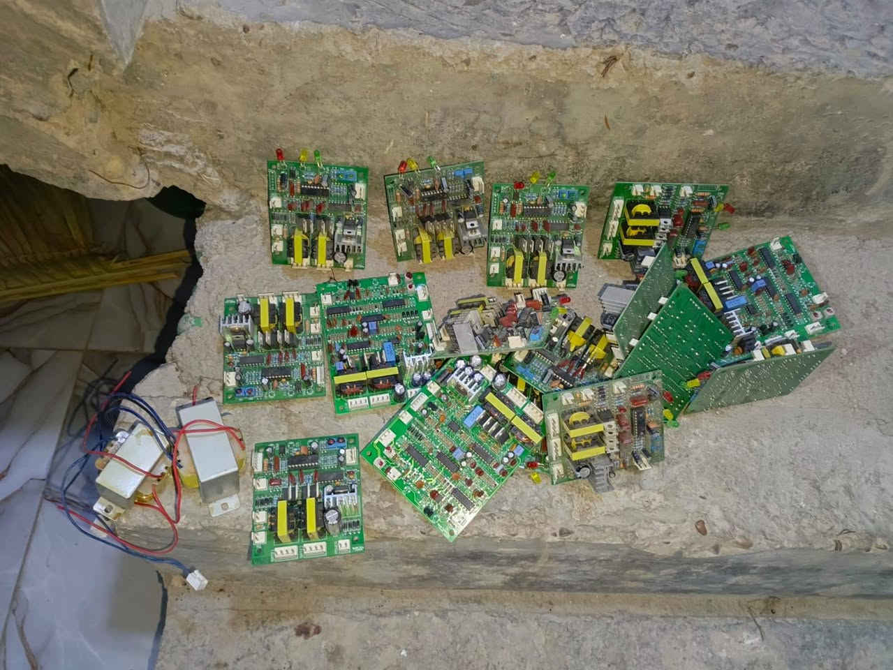 السلام عليكم كارتات مكينه لحيم جديد وغير مستخدم وبطاريات وشاحنات قيم وأخذ بس لاتكسر بيهم

***********
