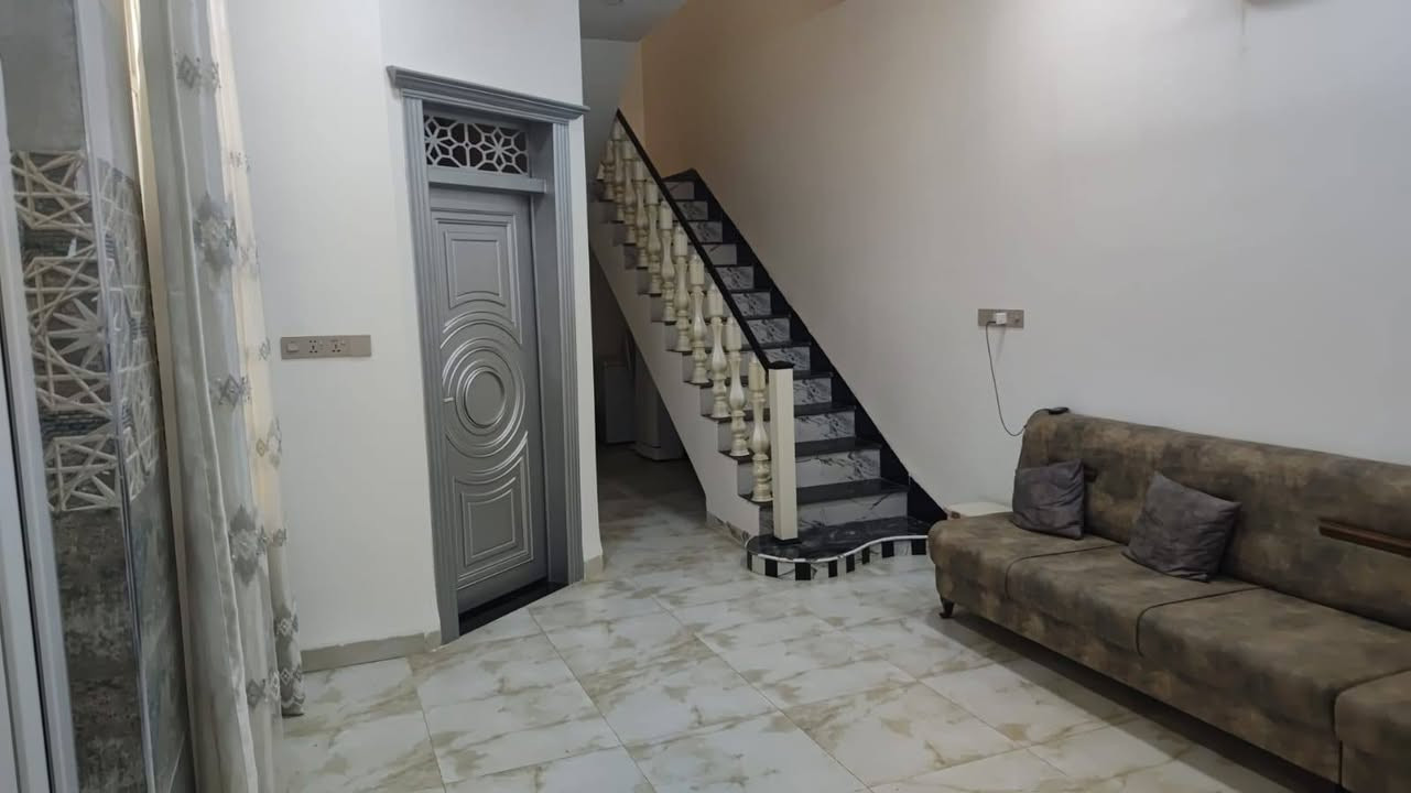 السلام عليكم ورحمة الله وبركاته
بيت للبيع مساحة ١٢٥ متر , واجهة ٦ وربع ونزال ٢٠ م

موقعه تجاري تبليط بالباب عرصات حيدر حجي هندي حولي الخصيمة شارع ابو لمى مجاور جامع اسماء الله الحسنى

معاملة تطويب البيت كاملة ومرقم

البيت يتكون من طابقين الطابق الاول (كونكريت مسلح صب مركزي )صحيات خارجية مطبخ و براني وصالة وغرفة نوم ومنور

(الطابق الارضي)

الكراج 4.8 * 3.25 مع حديقة داخليه صغيرة

وحديقة خارجية كبيرة

ابعاد المطبخ 2.5 * 4.25

ابعاد الغرفة 5 *3.5

ابعاد الصالة

ابعاد البراني 3 * 5

(الطابق الثاني) (عكادة درجة اولى شيلمان بلجيكي)

غرفة نوم على طول الواجهة مع بالكونة مطلّة على الشارع

صالة + مجمع صحيات

ابعاد الغرفة 6*6

ابعاد الصالة 5* 3.6

علما البناء حديث ٢٠٢٥ درجة اولى

من بناء ولبخ تكنيد مساطر ومواد الكهربائيات كله درجة اولى مع نظام حماية للكهربائيات عالي الجودة 

ويباع البيت مع كاونتر تسكام دبل ملحق HDF  وكوارتز جدا راقي قبل شهرين تم نصبه من قبل شركة اوسكار للمطابخ والديكورات

مع منظومة كاميرات جاهزة 4 كاميرات

مع سبلت 2 طن في غرفة الطابق الثاني

الحمامات مجهزة بالكامل من كل من الاكسسوارات والمقاعد الغربية والشرقية

بيبان الغرف تسكام صاج عراقي تصميم ولون ايطالي درجة اولى
لاستفسار الاتصال على 
***********
***********
***********
او زياره مكتب ابو احمد الجبور للوساطه العقاريه في عرصات حيدر بن حجي هندي على شارع العام
