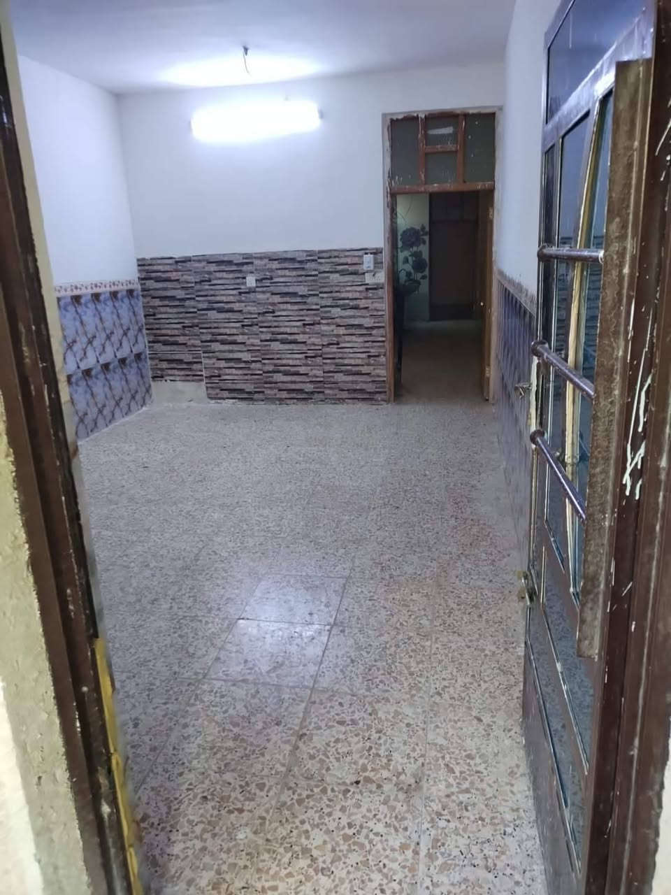 السلام عليكم مشتمل الإيجار مساحه ٧٥ الحسينيه مدخل الحمل يحتوي عله استقبال وحولي ومطبخ. وغرفه نوم كراج جبير وسطح جبير فرع حداده القه اجار ٢٥٠ وبي مجال مراجعه مكتب الحسني ***********
