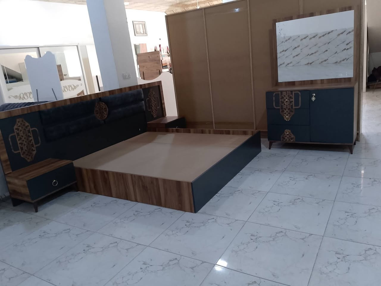 للبيع سيسم + ميز فقط الشراي يتصل على الرقم التالي ***********
