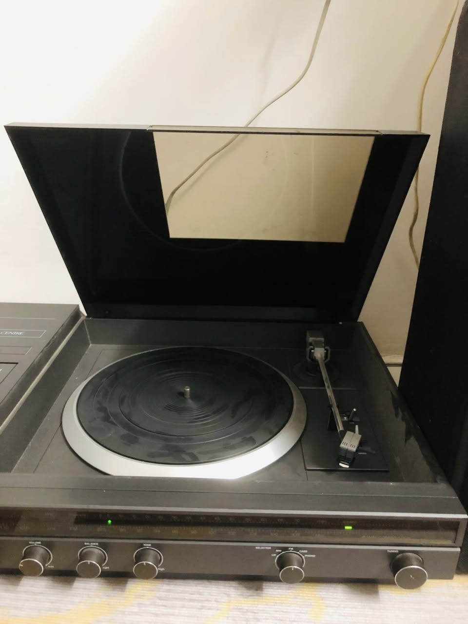 السلام عليكم
جهاز مسجل +راديو ثلاث موجات +كرام فون 
الجهاز كُلة شغال فقط الكاسيت يعلس الشريط 
جهاز جداً نظيف وسحب الراديو قوي كُلش والكرام شغال  فقط الكاسيت بي خلل 
سعر الجهاز. 75. الف مع التوصيل 
***********
