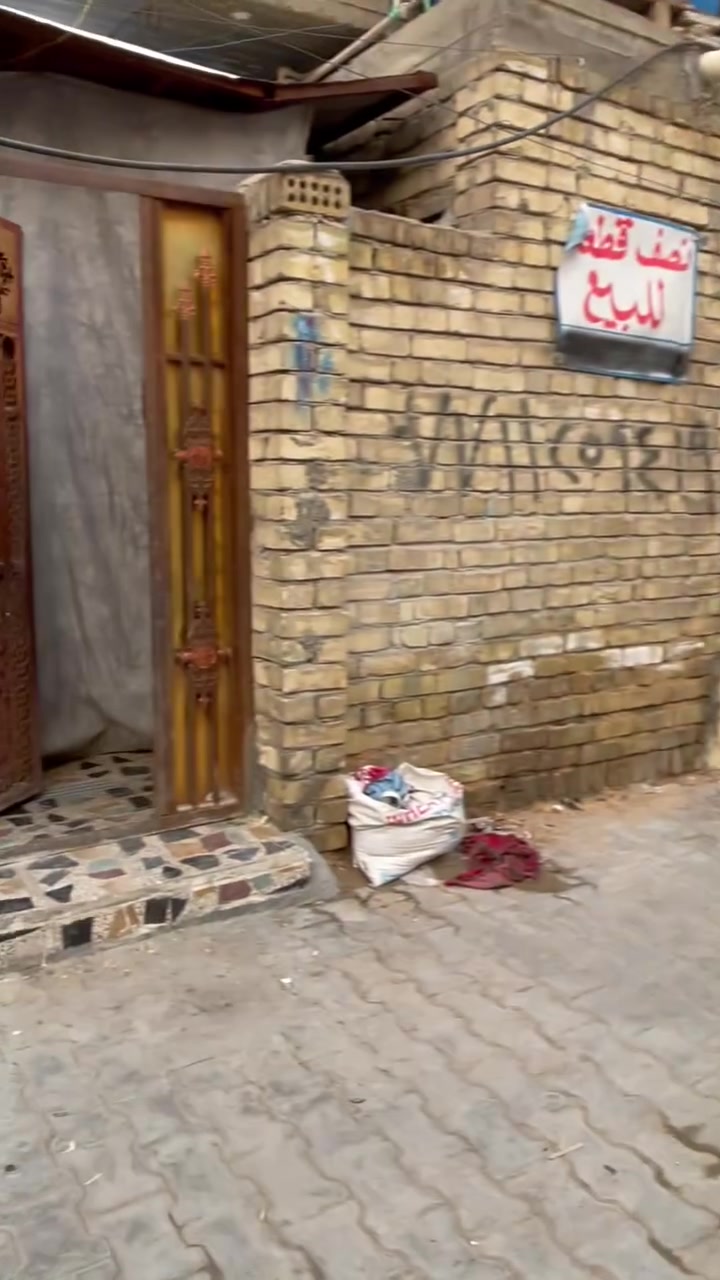 نصف قطعة للبيع المساحة 72 قطاع 74 اول فرع مقابل سوق العورة طابق ونص الاستقبال والحمام الي بالبداية بناء جديد صب والباقي عكادة قديم نظيف 
رقم الهاتف. ‬ ‭0771 125 9419‬
