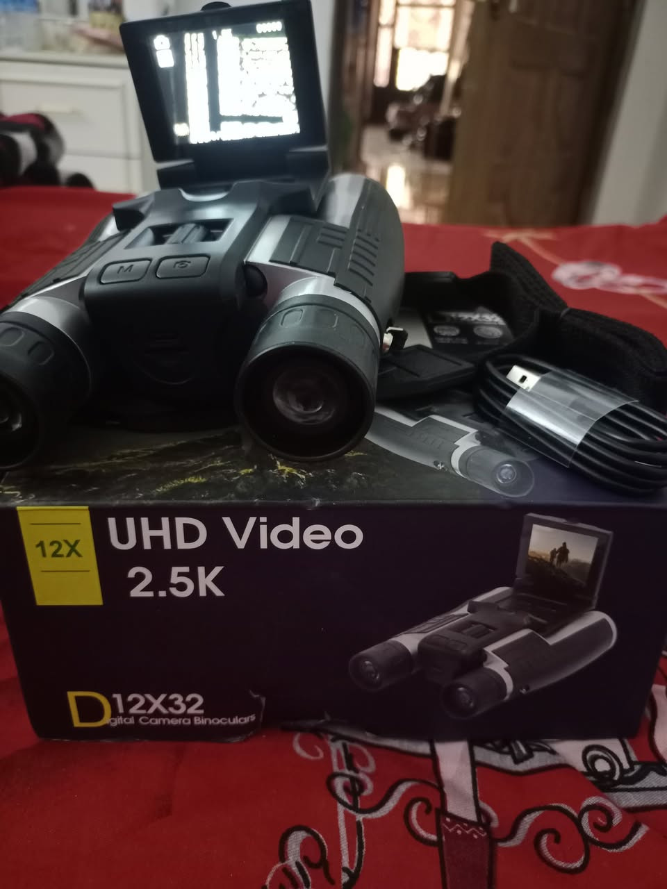 هذا الجهاز هو ناظور رقمي هجين مزود بكاميرا مدمجة وشاشة عرض، ويأتي تحت الموديل الشهير D12X32 (أو يُعرف في بعض الشركات بـ DT30/DT40). يجمع الجهاز بين وظيفة التكبير البصري التقليدي والقدرة على تسجيل الفيديو والتقاط الصور بدقة عالية.
​إليك المواصفات الكاملة المتوفرة لهذا الجهاز وأسعاره التقديرية في السوق العراقي:
​📄 المواصفات التقنية الفنية (Specifications)
​التقريب البصري (Magnification): قوة تقريب تصل إلى 12X (تكبير ثابت قوي جداً للمسافات البعيدة).  
​قطر العدسة الشيئية (Objective Lens): بحجم 32 ملم (تسمح بدخول كمية إضاءة جيدة لتوضيح الصورة النهارية).  
​دقة تسجيل الفيديو: يدعم تصوير فائق الدقة UHD Video 2.5K.  
​دقة التقاط الصور: الكاميرا المدمجة تدعم دقة تصوير تصل حتى 48 ميجابكسل (مُعززة برمجياً).  
​شاشة العرض: شاشة مدمجة من نوع LCD (أو IPS) بمقاس 2.4 بوصة قابلة للفتح والطي لمشاهدة اللقطات وتشغيل الفيديوهات مباشرة (Playback).  
​التقريب الرقمي (Digital Zoom): يدعم تقريب رقمي إضافي يصل إلى 8X من خلال النظام.  
​البطارية: بطارية ليثيوم داخلية قابلة لإعادة الشحن بسعة 1000 مللي أمبير، تُشحن عن طريق منفذ Type-C (تكفي لتصوير مستمر يصل حتى ساعتين إلى 3 ساعات تقريباً).  
​التخزين: يدعم كارت ذاكرة خارجي من نوع Micro SD (حتى 128 جيجابايت) لتخزين الفيديوهات والصور.  
​مدى الرؤية: يغطي مسافة تقريبية تصل من 96 متراً إلى 1000 متر.  
​💰 السعر المتوقع في العراق
​هذا النوع من النواظير الرقمية الصينية المصدر لا يمتلك وكيلاً رسمياً ثابتاً، بل يتم استيراده بواسطة تجار الأجهزة الإلكترونية ومعدات التخييم والصيد.
​السعر العالمي: يتراوح بين 70$ إلى 120$ (حسب الملحقات مثل كارت الذاكرة أو ستاند التثبيت).  
​السعر المتوقع في السوق العراقي (بغداد والمحافظات): يتراوح بين 115,000 دينار عراقي إلى 165,000 دينار عراقي (قد يختلف السعر قليلاً صعوداً أو نزولاً السعر 60 ألف


**إذا كنت صاحب هذا الإعلان وتريد حذفه لأي سبب، رجاءا أرسل رسالة إلى الدعم الفني**
