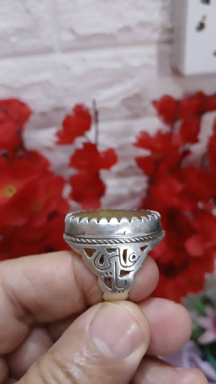 اللهم صل على محمد وآل محمد
خاتم متوج بحجر عقيق يماني اصفر قديم وأصلي بصياغة يدويه جميله وثقيلة للبيع مكاني بغداد


**إذا كنت صاحب هذا الإعلان وتريد حذفه لأي سبب، رجاءا أرسل رسالة إلى الدعم الفني**