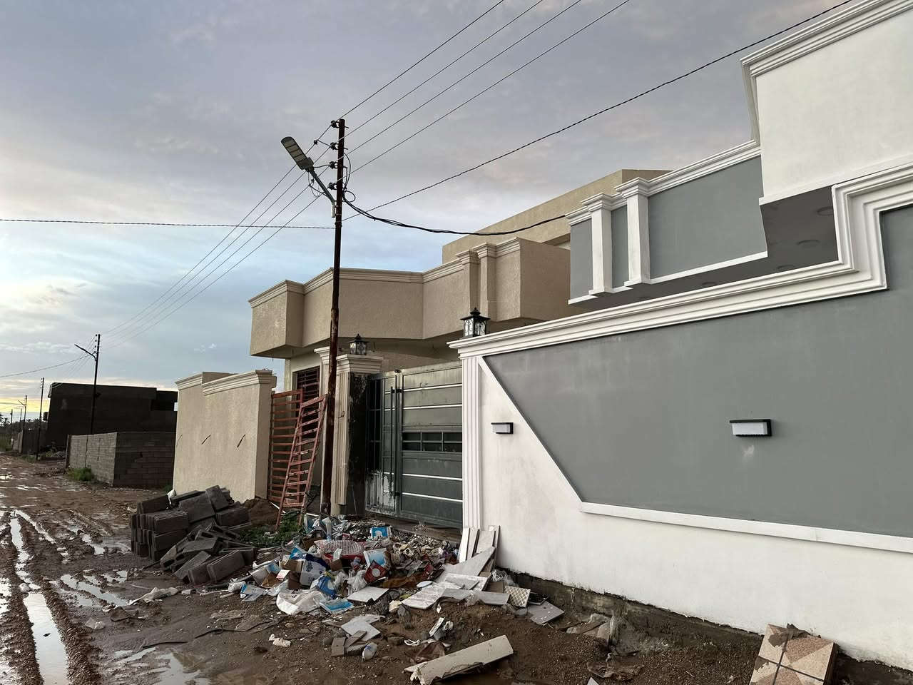 يوجد ثلاث دور سكنية للبيع في حي الفرات الفرع الأخير مساحة كل دار 200 متر الدور غير مسكونة بناء حديث وتسليم مفتاح للمزيد الأتصال على الرقم *********** ممكن بيع بيت واحد او جميع البيوت معا علما جيمع البيوت بناء طابوق جمهوري وبناء درجة أولى
