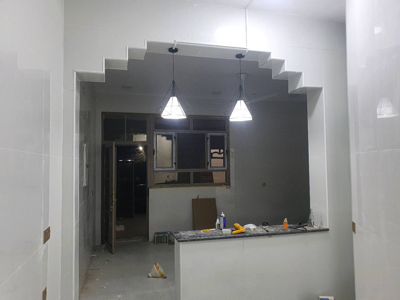 ميسان العمارة الحي الجامعي 
بيت جديد بناء 2023 طابو صرف طابقين ٢٠٠م٢ واجهة عشرة متر نزال ٢٠ متر .
الحي الجامعي المربع الذهبي البيت مقابل ساحة مبني مقابل البيت حديقة مسيجة موضحة في الصور مساحه 100 متر 
البيت مطلوب إسكان الباقي 60 مليون 
كهرباء البيت مجهزة بنظام تأريض وجوزات ايرث لكج لجميع السخانات 