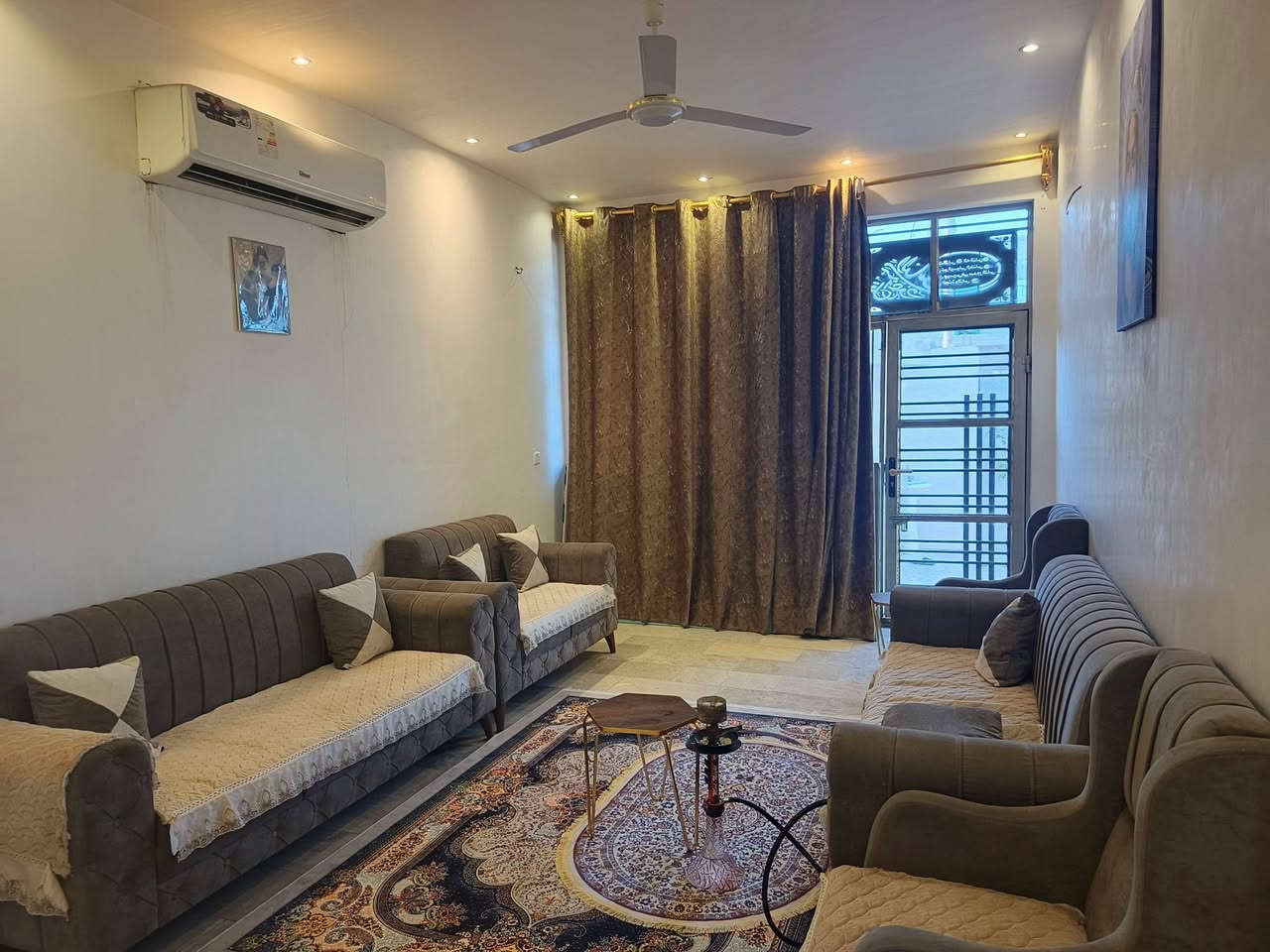 السلام عليكم
بيت طابو صرف مساحته 140
خلف سنتر الرئاسه كلشي وكلاشي 
وجه 6 وربع قاط ونص كامل مكمل بنائه قبل سنتين 
يتكون البيت من طرمه ستقبال ومطبخ وصاله كبيره وغرفه 
القاط الثاني غرفه وصاله وسطح وفوكهن بيتونه وسطح ثاني بي 3حمامات
البيت بعده جديد وبعده على البياض حته ممصبوغ للاستفسار 
عن السعر وتفاصيل
*********** بي وتساب
