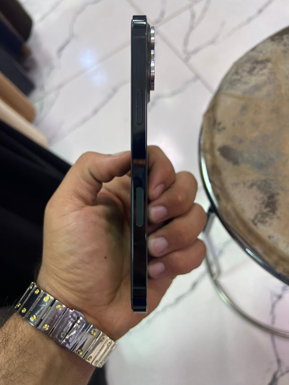 سلام عليكم جهاز ايفون 13برو ماكس جهاز نضيف كلش 
بطارية 🔋76جهاز كله شغال مابي اي نقص واين مايعجبك افحص واني خادم مبدل قاعدة شحن فقط والسعر على الرقم 
***********
