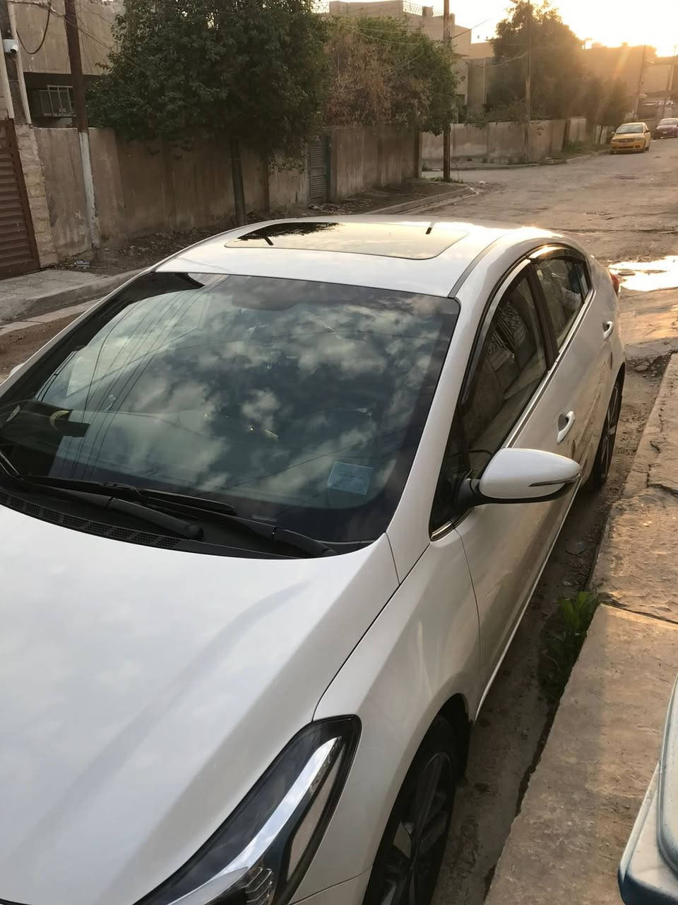 للبيع سيراتو خليجي 2017 ايراني 
ماشيه 72 الف كيلو متر  
تعرفون مواصفات الايراني فول 1/1 
السياره بيها 4 رصعات وبيها حالوب خفيف جدا يعني ميبين ابد 
وبيها بارد بالباب السايق والدعاميه مصلحه مثل ممبينه بالصوره 
السعر 154 وبيها مجال للشراي
***********
